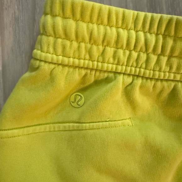 Lululemon Loungeful High-Rise Shorts 4” -Electric Lemon Sz 6 Excellent condition - Picture 7 of 8